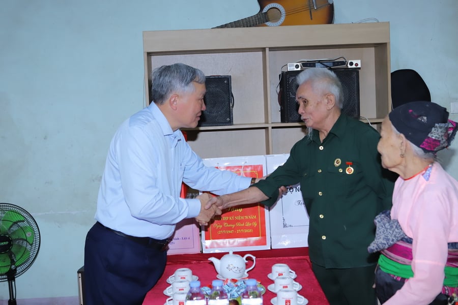 Phó Thủ tướng Thường trực Chính phủ Nguyễn Hòa Bình tặng quà cho người có công với cách mạng và gia đình chính sách