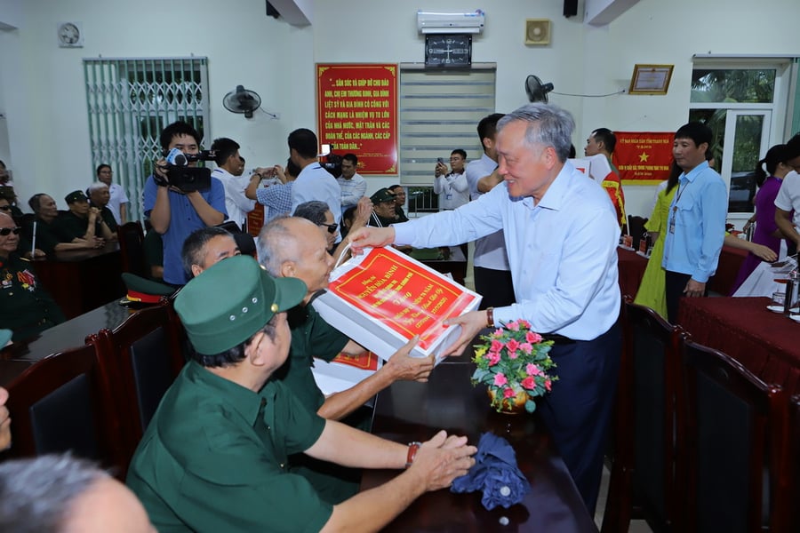 Phó Thủ tướng Thường trực Chính phủ Nguyễn Hòa Bình tặng quà cho thương binh, bệnh binh, người có công với cách mạng và gia đình chính sách