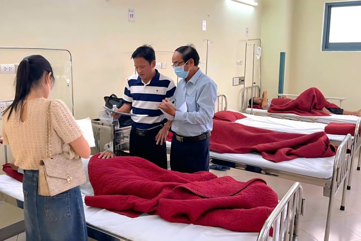 ngo-doc-thuc-pham-o-hue-lay-mau-gui-vien-paster
