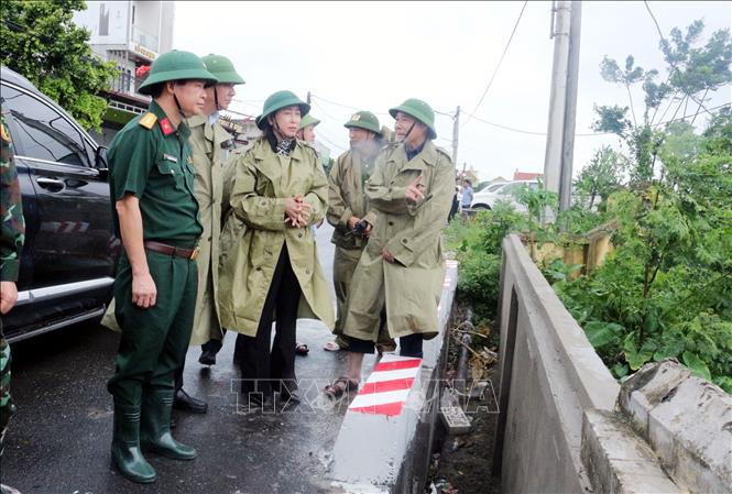Đoàn công tác kiểm tra tại trạm bơm Võ Giang, xã Tân Thanh (Ninh Bình). Ảnh: Nguyễn Chinh/TTXVN