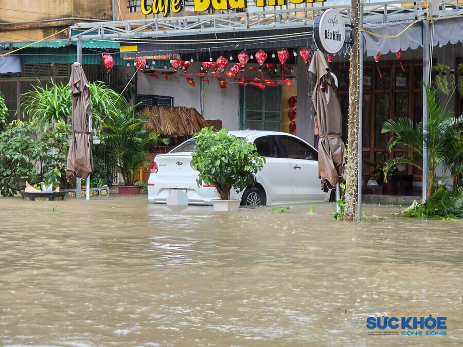 Có nơi nước ngập đến nửa cánh cửa xe ô tô, khiến việc lưu thông của các phương tiện gặp khó khăn, hàng chục phương tiện chết máy nằm la liệt trên phố