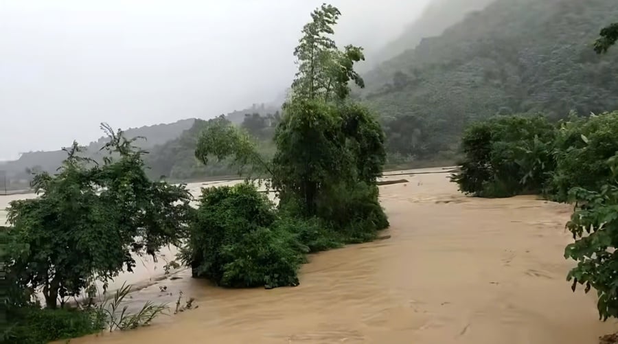 Nước lũ dâng cao các tuyến đường tại xã Tri Lễ, tỉnh Nghệ An bị chia cắt