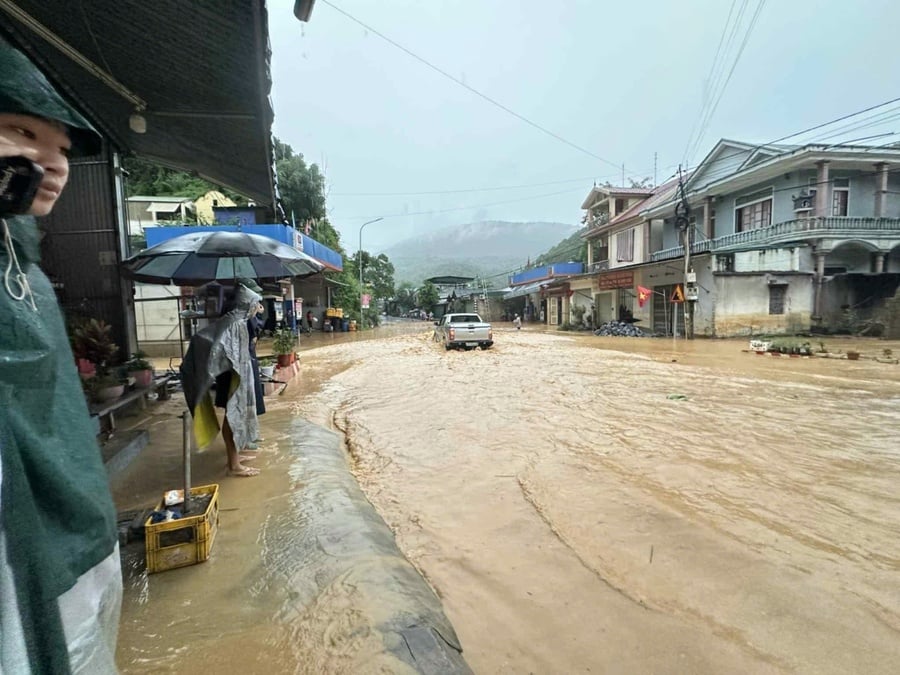 Nước lũ tràn về, xã Mường Xén tỉnh Nghệ An bị ngập cục bộ
