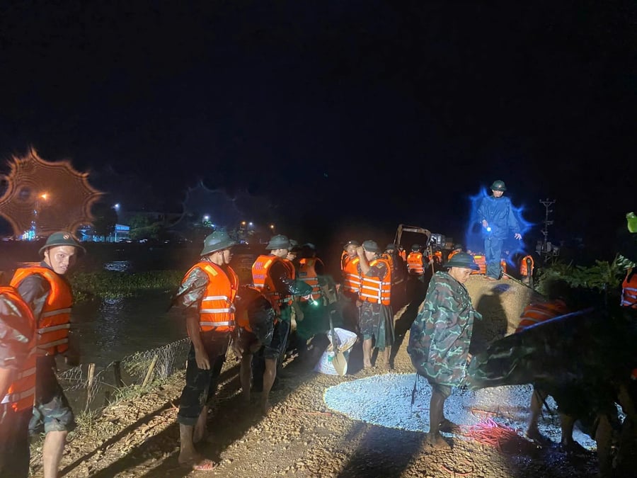 Hơn 300 người được huy động đã khẩn trương gia cố 200 mét tuyến đê, kè đất đá, đóng cọc tre chống sạt nhằm bảo vệ an toàn khu dân cư và hạ tầng giao thông.