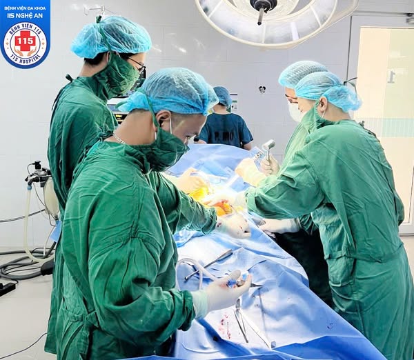 Các Y Bác sỹ bệnh viện Đa khoa 115 đang tiến hành phẫu thuật thay khớp hàng cho bệnh nhân