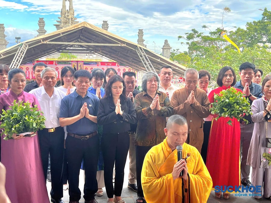 Đoàn làm lễ cầu siêu tại Tượng đài Chiến thắng Bắc sông Thạch Hãn