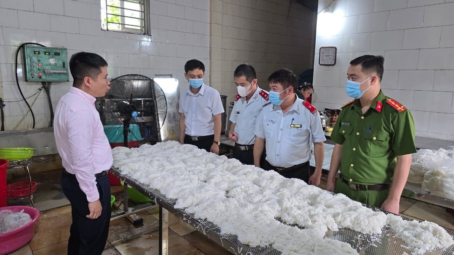 Dự thảo Luật An toàn thực phẩm (sửa đổi) đề xuất xử phạt đến 200 triệu đồng với cá nhân và 400 triệu đồng với tổ chức vi phạm về an toàn thực phẩm. Ảnh: Sức khoẻ & Đời sống