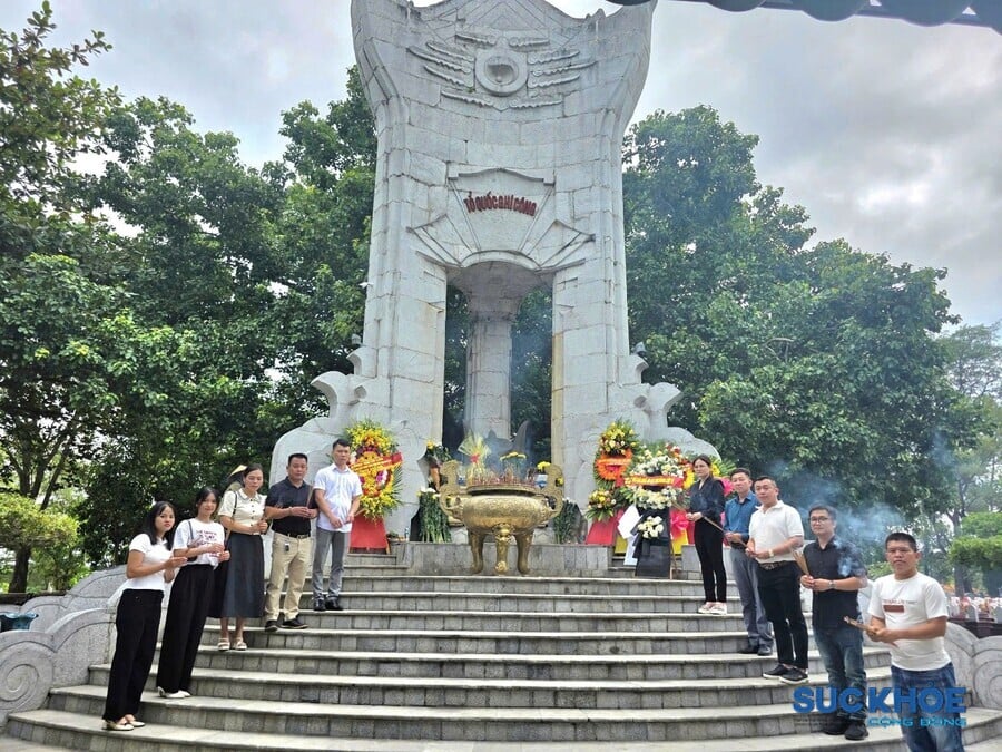 Đoàn đại biểu đến thăm và dâng hương tại Nghĩa trang Liệt sĩ Quốc gia Trường Sơn
