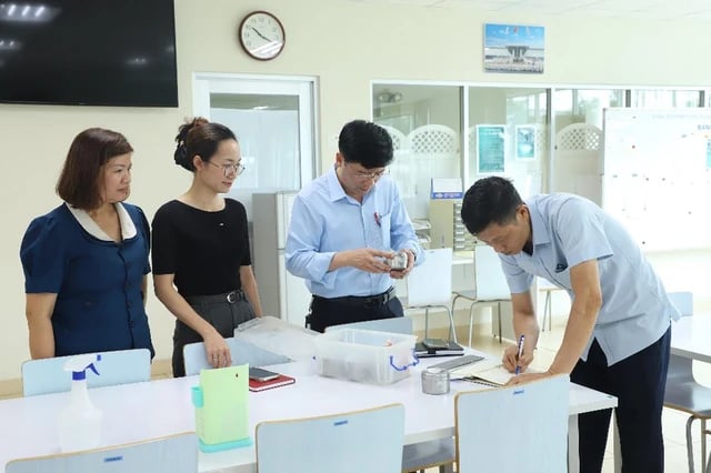 Lấy mẫu xét nghiệm ATTP tại một bếp ăn trong khu công nghiệp.
