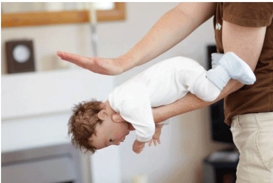 Phụ huynh và người chăm sóc trẻ cần trang bị kỹ năng sơ cứu dị vật đường thở để phòng ngừa những tình huống bất ngờ có thể diễn ra với trẻ