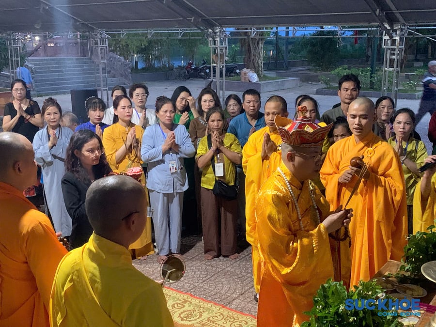 Đoàn làm lễ cầu siêu, tưởng niệm các anh hùng liệt sĩ và đồng bào đã ngã xuống vì nền độc lập của dân tộc