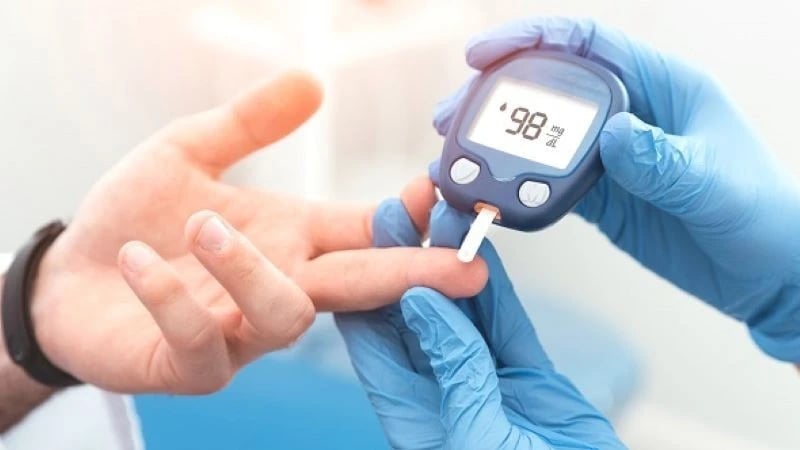 Người bệnh có nền tảng bệnh mạn tính như đái tháo đường và tăng huyết áp, nếu bị viêm màng não có thể khởi phát nhanh và diễn biến nguy hiểm. (Ảnh minh họa)