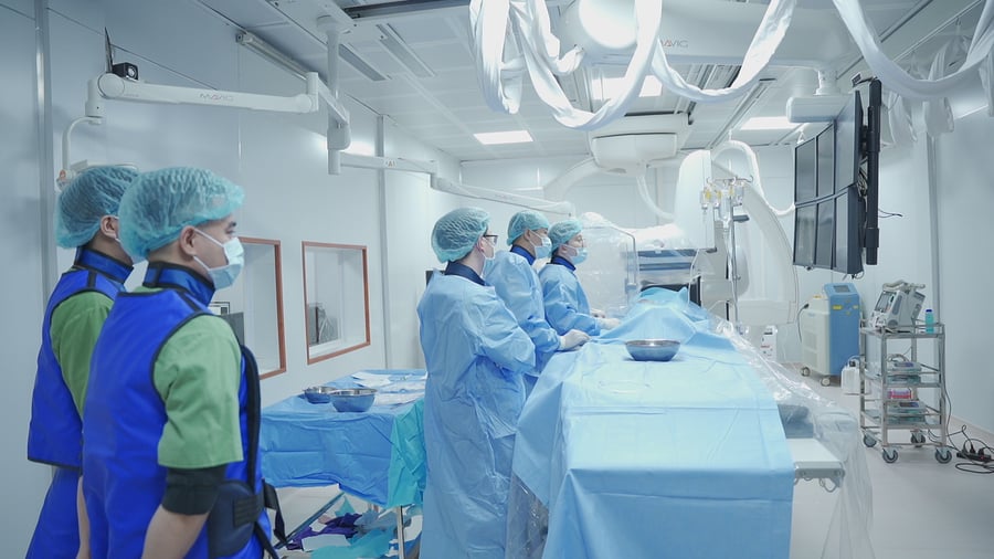 Các bác sỹ bệnh viện Đa khoa TP. Vinh đã dùng phương pháp can thiệp nong và đặt stent mạch vành để tái thông dòng máu đến cơ tim cứu sống bệnh nhân (Ảnh BV cung cấp)