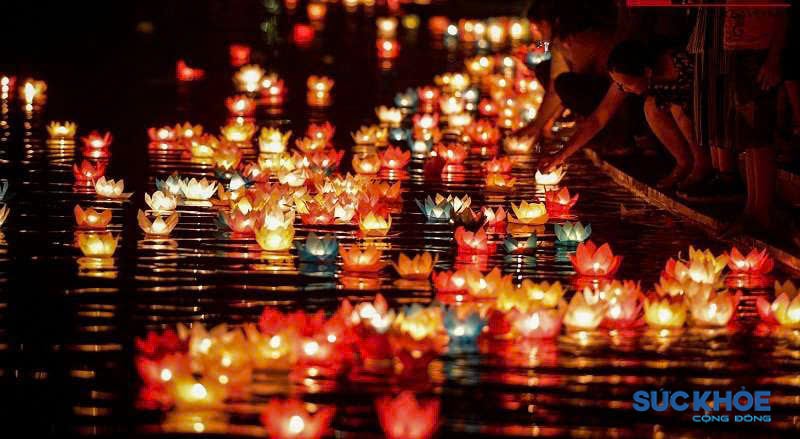 Mỗi một bông hoa đăng được thắp lên như một lời nguyện cầu, tưởng nhớ và tri ân dành cho các anh linh anh hùng liệt sĩ đã quên mình vì Tổ quốc