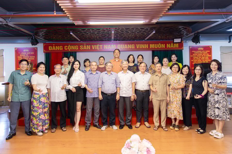 Các đại biểu, chuyên gia và hội viên chụp ảnh lưu niệm