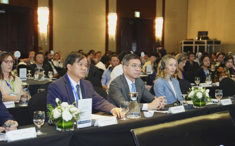 Các đại biểu tham dự Hội nghị đánh giá cao những nỗ lực và thành tựu mà Việt Nam đạt được trong việc phòng, chống và kiểm soát bệnh đột quỵ thời gian vừa qua (Ảnh: Bộ Y tế)