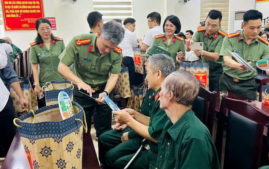 Đoàn công tác Công an tỉnh Thanh Hóa trao tặng quà cho các thương, bệnh binh