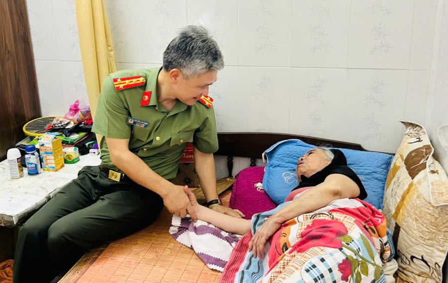 Đại tá Nguyễn Anh Tuấn, Phó Giám đốc Công an tỉnh Thanh Hóa thăm hỏi người có công với cách mạng