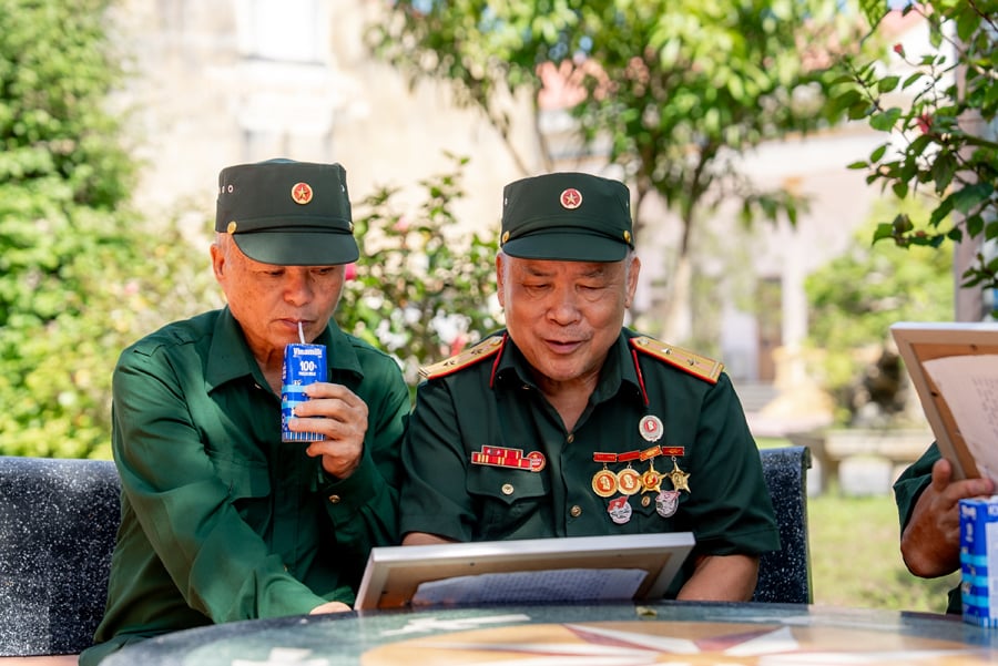 Các cựu chiến binh chăm chú trước những dòng chữ nhỏ, được các em gửi kèm trong mỗi bức tranh (Ảnh: Duy Cường)