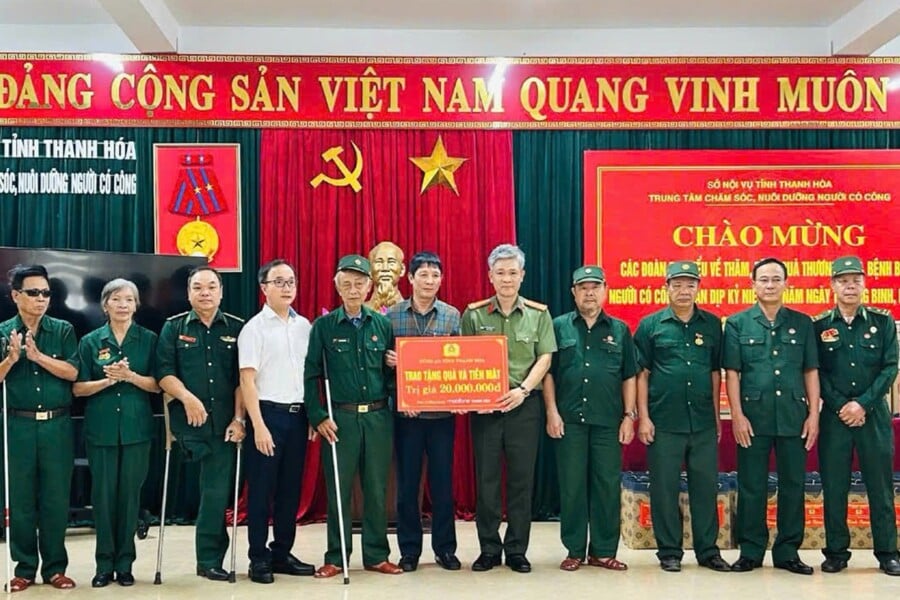 Công an tỉnh Thanh Hóa tặng quà, tri ân người có công nhân dịp 27/7