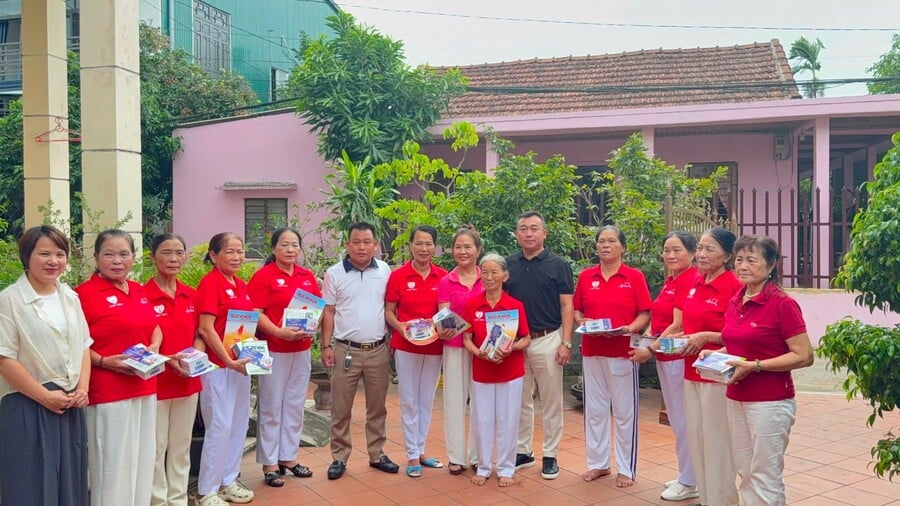 Đoàn công tác Tạp chí Sức Khỏe Cộng Đồng thăm và tặng quà cho chi hội Giáo dục Chăm sóc Sức khỏe Cộng đồng tỉnh Quảng Trị