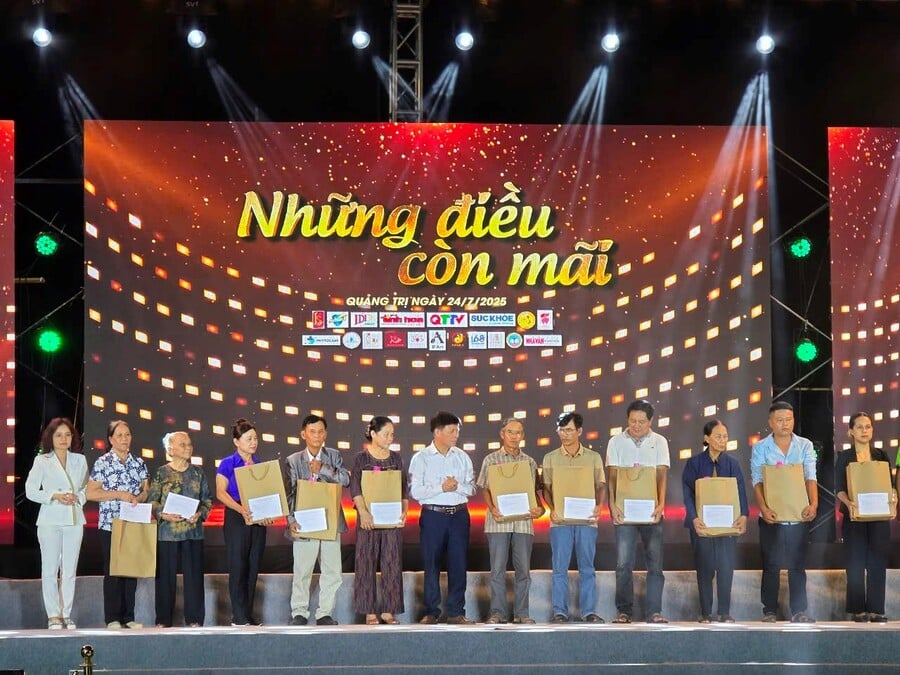 Nhà Báo Chu Thị Loan, Tổng Biên tập tạp chí Sức khỏe Cộng đồng trao quà cho các gia đình liệt sĩ