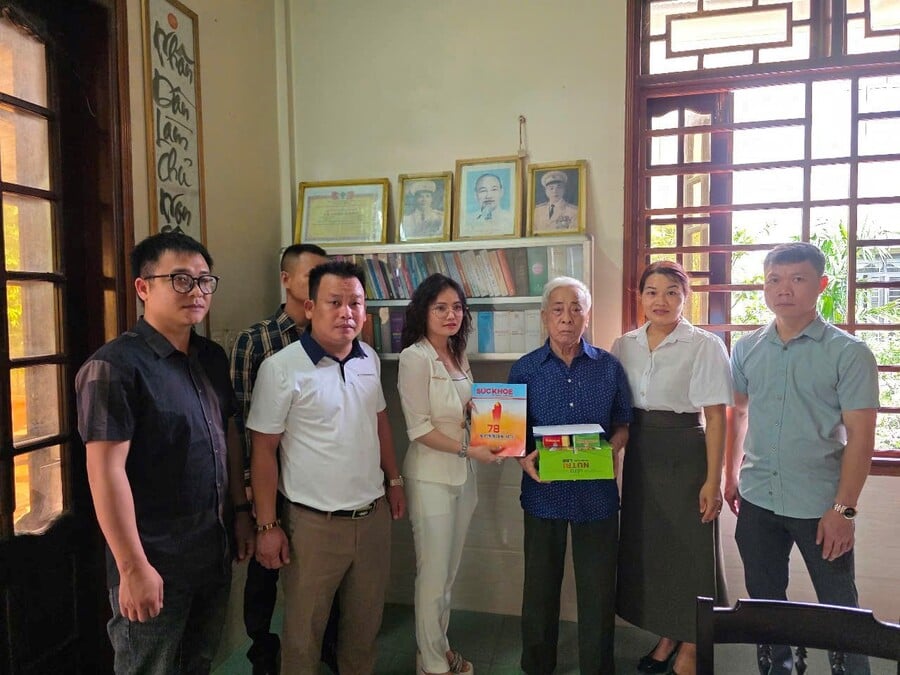 Những phần quà ý nghĩa được trao tặng tới các gia đình chính sách, thương bệnh binh mang theo lòng biết ơn sâu sắc của những người làm báo hôm nay dành cho những đóng góp, hi sinh vì độc lập, tự do của dân tộc