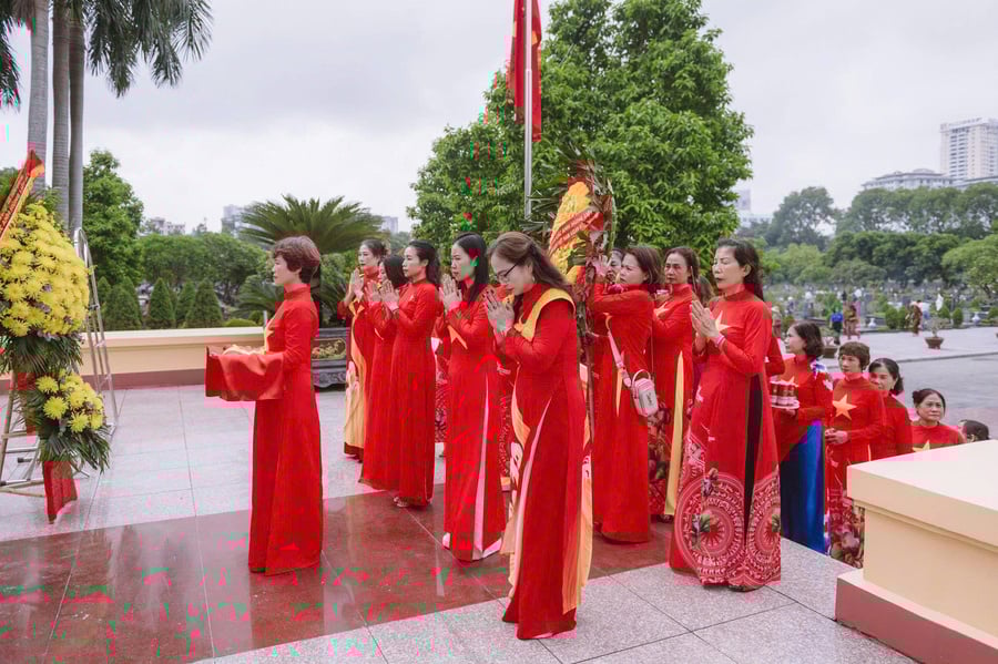 Các thành viên Chi hội dâng hoa, dâng hương tưởng nhớ các Anh hùng liệt sĩ tại nghĩa trang Mai Dịch