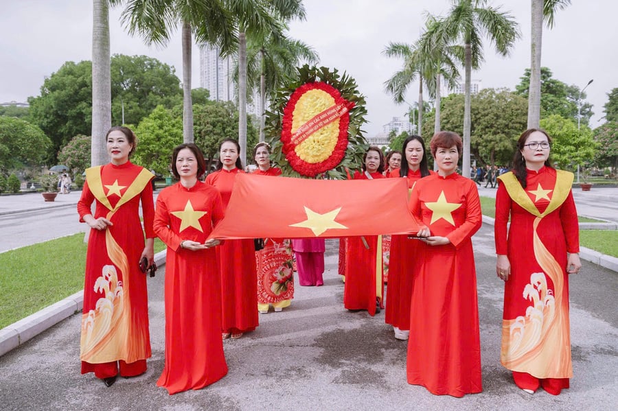 Ngày 25/7, Chi hội Giáo dục Chăm sóc Sức khỏe Cộng đồng Minh Khai - Bắc Từ Liêm,vừa đã tổ chức lễ dâng hương tưởng niệm các Anh hùng liệt sĩ tại Nghĩa trang Mai Dịch (Hà Nội)