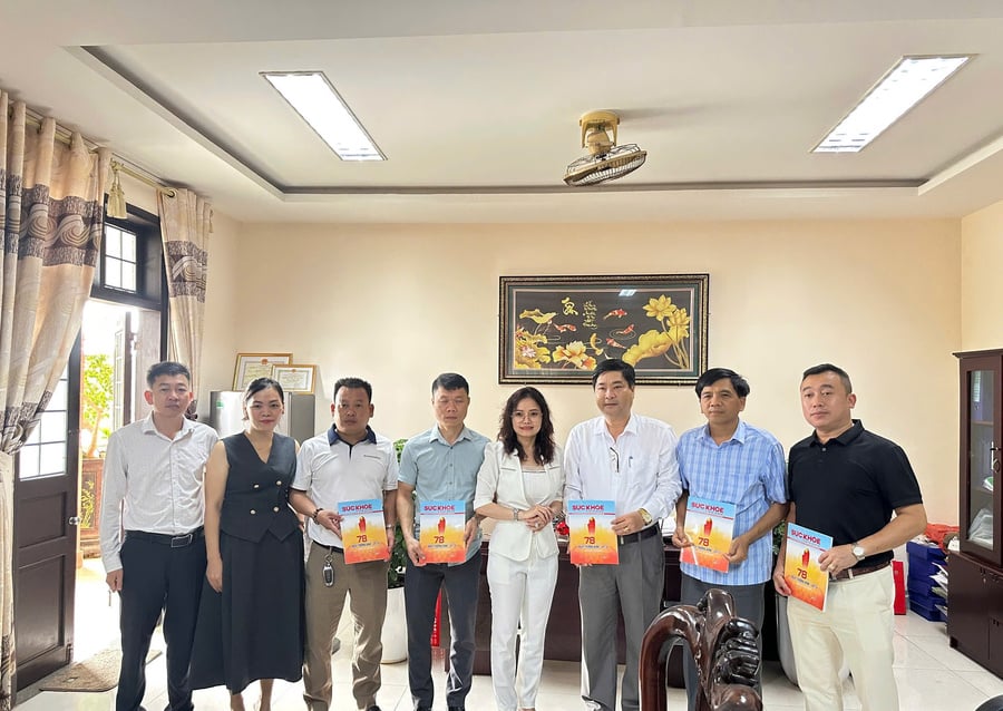 Đoàn công tác trao tặng ấn phẩm Tạp chí Sức khỏe Cộng đồng cho lãnh đạo địa phương