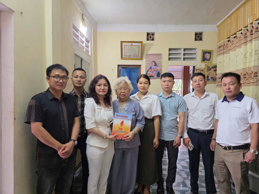 Đoàn công tác tới thăm động viên và tặng quà gia đình Mẹ Việt Nam Anh Hùng Nguyễn Thị Xích