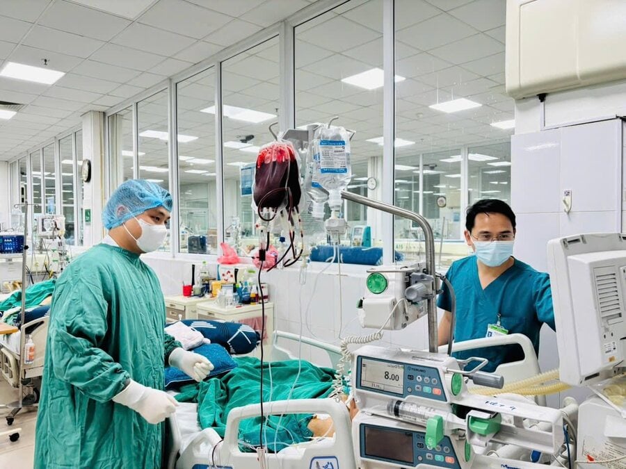 Bác sĩ Nguyễn Hồng Kỳ (bên trái) cùng cộng sự kiểm tra các chỉ số bệnh nhân trong một ca trực