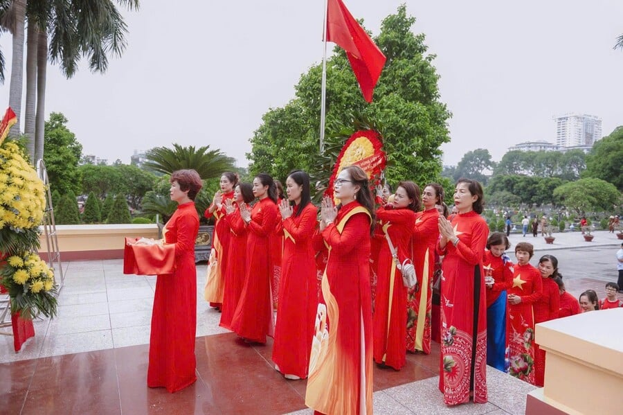Chi hội Giáo dục Chăm sóc Sức khỏe Cộng đồng Minh Khai - Bắc Từ Liêm, đơn vị trực thuộc Khối Dưỡng sinh Tâm thể - Hội Giáo dục Chăm sóc Sức khỏe Cộng đồng Việt Nam tổ chức lễ dâng hương tưởng niệm các Anh hùng liệt sĩ tại Nghĩa trang Mai Dịch (Hà Nội) vào ngày 25/7