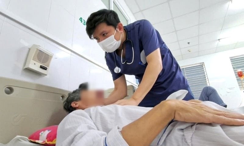 Bác sĩ đang thăm khám, điều trị cho bệnh nhân mắc liên cầu lợn. Ảnh: Công lý
