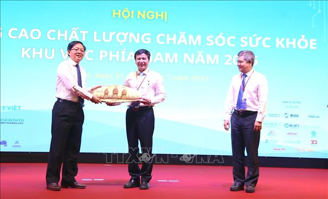 Bí thư Tỉnh ủy Gia Lai Hồ Quốc Dũng tặng quà lưu niệm cho tập thể lãnh đạo Bệnh viện Thống Nhất và Bệnh viện Răng Hàm Mặt Trung ương TP Hồ Chí Minh.