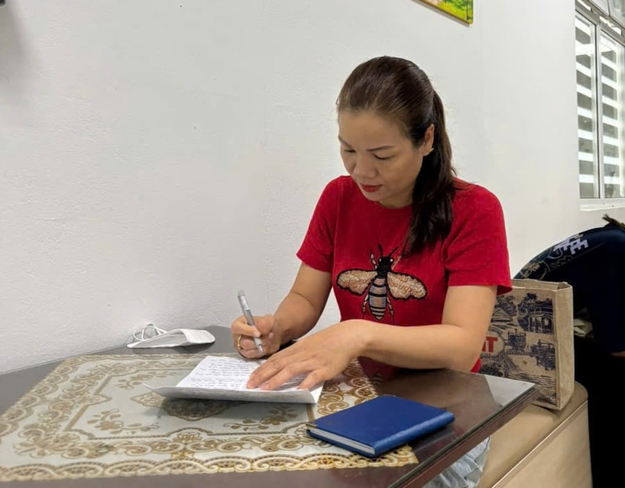 Chị Lý Thị Nhạn xúc động chia sẻ về những gì mà bác sĩ Nguyễn Hồng Kỳ và tập thể y bác sĩ khoa Hồi sức tích cực – Bệnh viện Bệnh Nhiệt đới Trung ương đã đồng hành cùng gia đình trên hành trình giành lại sự sống cho người thân