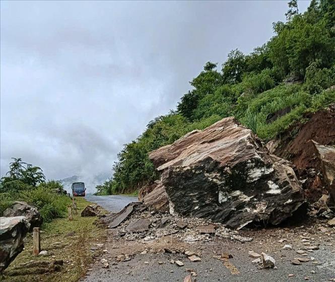Lở đá nghiêm trọng tại Km30+550, Tỉnh lộ 144, địa phận xã Nậm Nèn. Ảnh: TTXVN phát