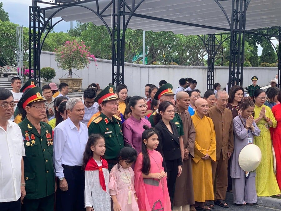 Lễ thăm viếng, dâng hương tưởng niệm các Anh hùng liệt sĩ tại Thành cổ Quảng Trị do Tạp chí Sức Khỏe Cộng Đồng phối hợp cùng các đơn vị, địa phương tổ chức ngày 23/7