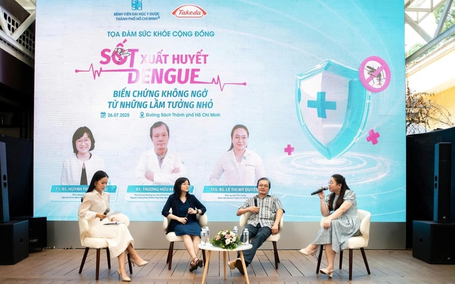 Các chuyên gia trao đổi về những lầm tưởng trong nhận thức và xử trí bệnh sốt xuất huyết Dengue tại sự kiện (Ảnh: Báo Chính phủ)