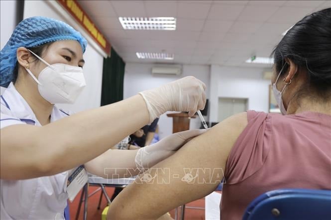 Nhân viên y tế tiêm vaccine phòng COVID-19 cho người dân. Ảnh tư liệu - minh họa: Minh Quyết/TTXVN