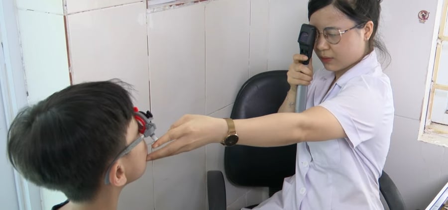 Trẻ khám tật khúc xạ tại Bệnh viện Mắt Hà Nội.