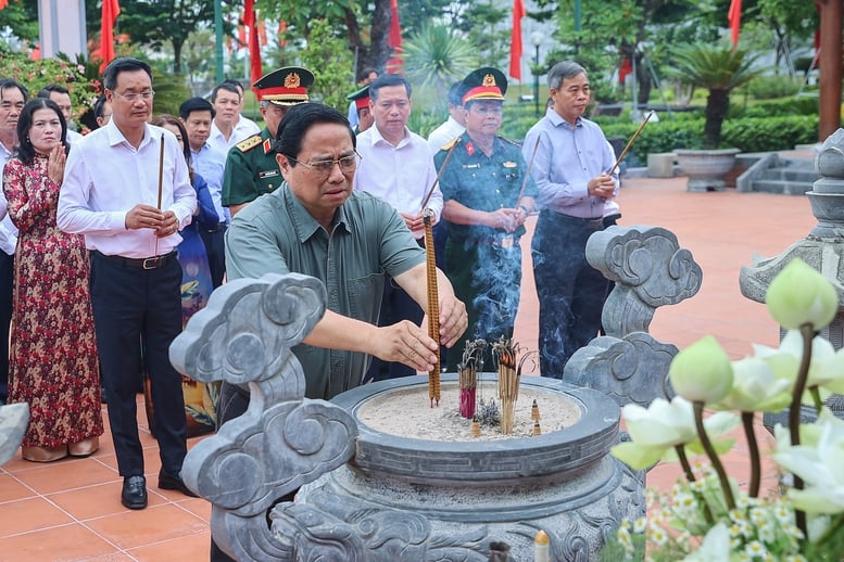 Thủ tướng Phạm Minh Chính và đoàn công tác dâng hương, dâng hoa tại Đền thờ Bác Hồ và các Anh hùng liệt sĩ tại Quảng Trị - Ảnh: VGP/Nhật Bắc