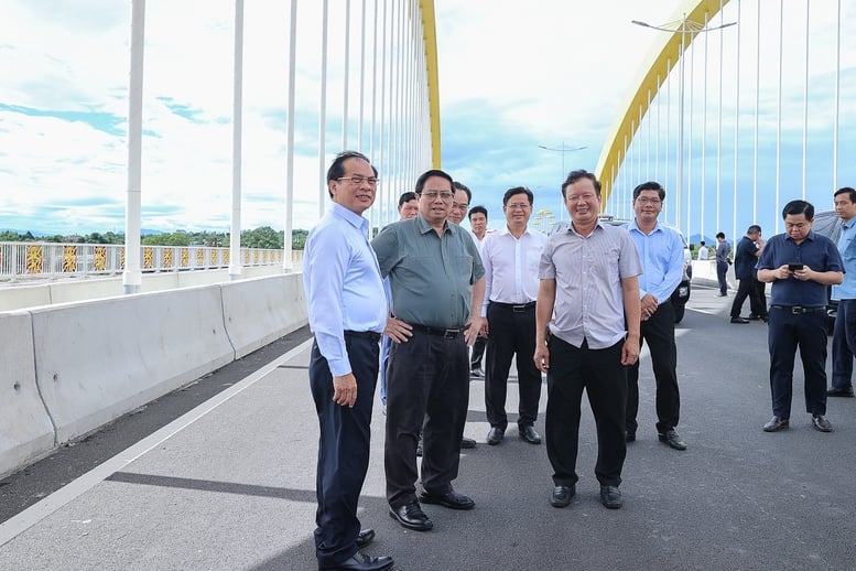 Thủ tướng tới thăm cầu Nguyễn Hoàng - cây cầu thứ 5 ở Huế bắc qua sông Hương - Ảnh: VGP/Nhật Bắc