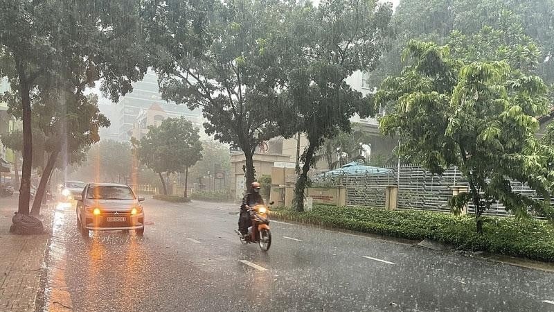 Dự báo trong ngày 28/7, khu vực Trung Bộ và Nam Bộ tiếp tục có mưa rào và dông rải rác