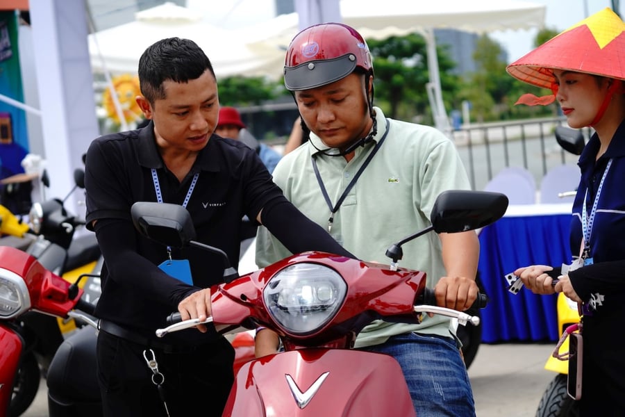 Anh Minh Tuấn (Bình Thạnh) chia sẻ sự hài lòng với xe điện VinFast và mong muốn đổi xe điện cho gia đình