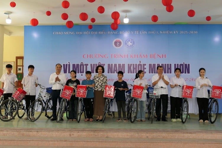 Thứ trưởng Bộ Y tế Nguyễn Thị Liên Hương trao quà tặng tại chương trình