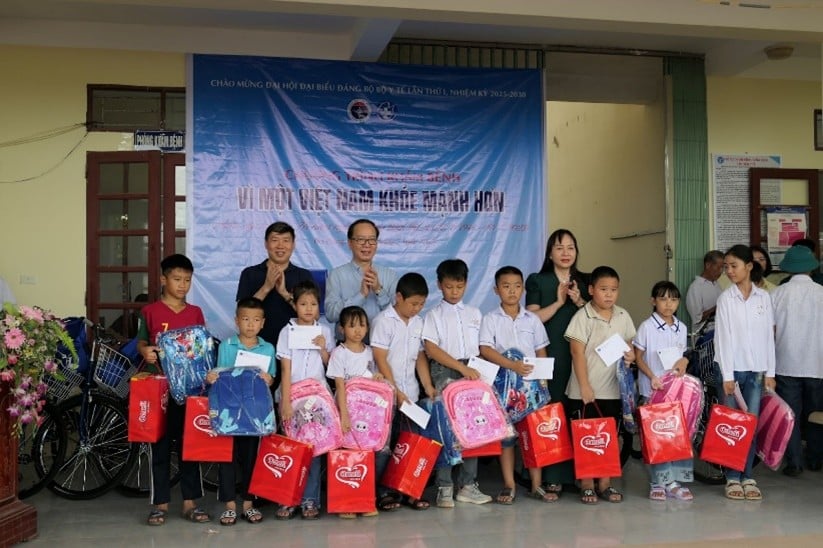 Đồng chí Chánh Văn phòng Bộ Đoàn Hữu Thiển trao quà tặng tại chương trình