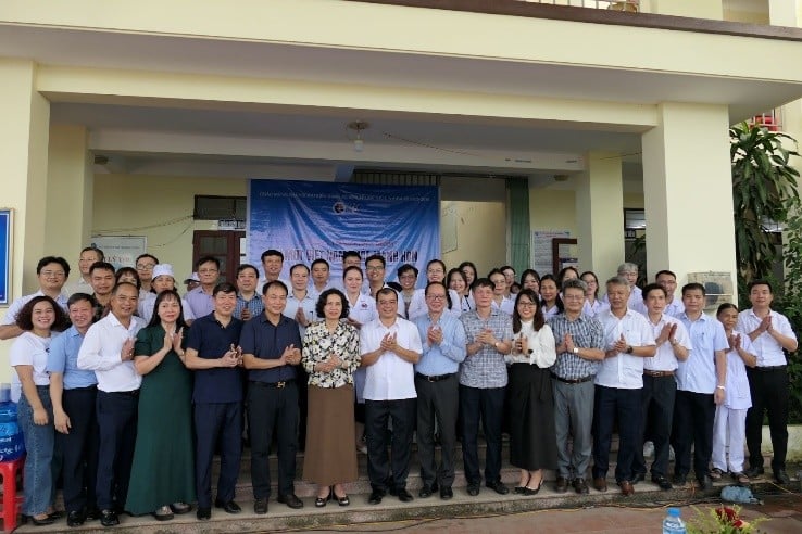 Thứ trưởng Bộ Y tế Nguyễn Thị Liên Hương chụp ảnh lưu niệm cùng các đại biểu