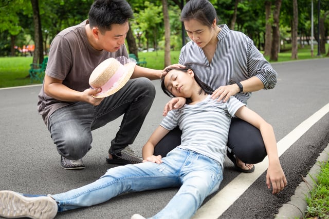 Nhận biết sớm các dấu hiệu say nắng và xử trí kịp thời để tránh các nguy cơ đột quỵ hoặc ảnh hưởng đến thần kinh (Ảnh minh họa)