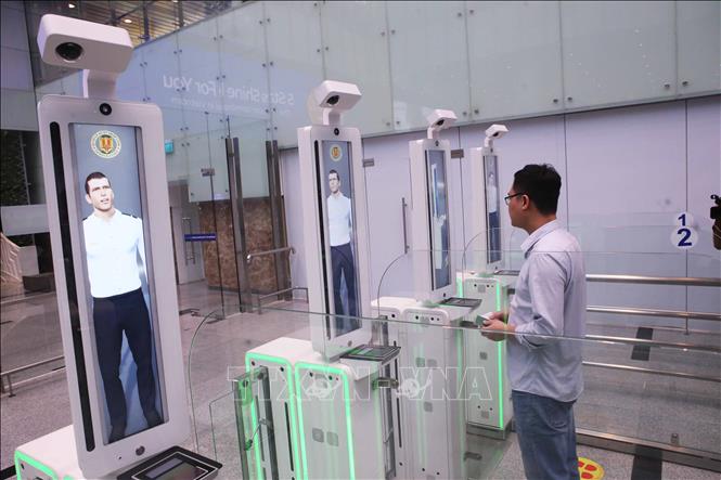 Sử dụng hệ thống Cổng kiểm soát xuất nhập cảnh tự động vừa được bàn giao tại Cảng hàng không quốc tế Đà Nẵng, ngày 20/3/2025. Ảnh: Trần Lê Lâm/TTXVN